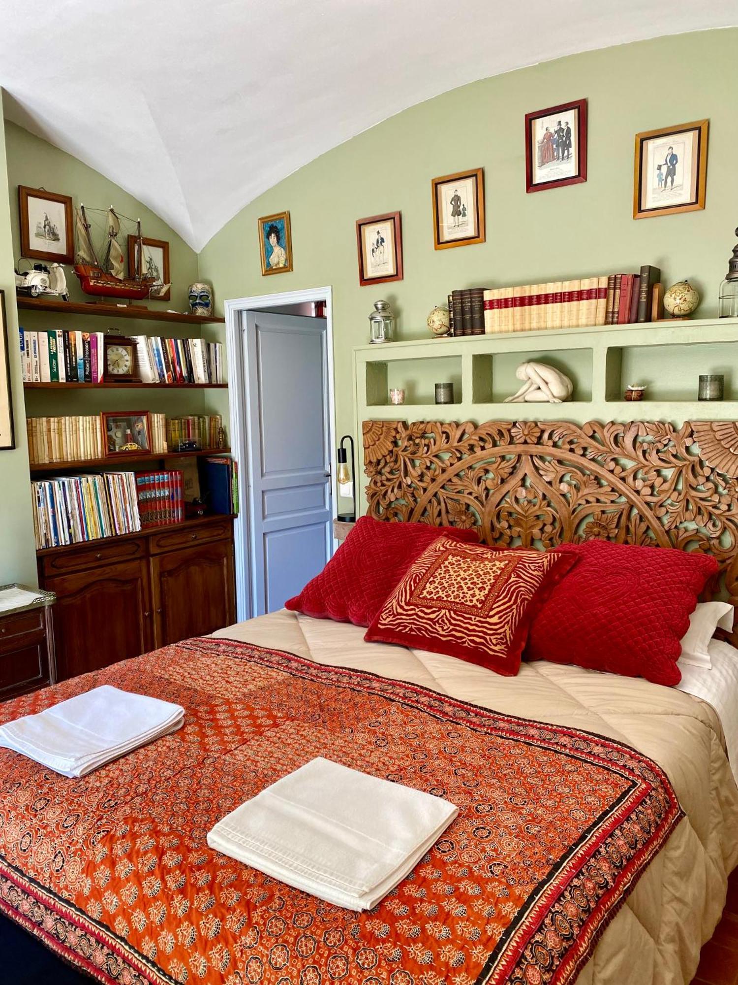 Bed and Breakfast Domaine Du Commandeur Mondragon Экстерьер фото